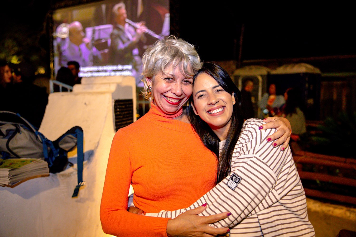 Dani Dutra e Geisi Fernandes (moradoras de Macacos) na Cerimônia de Abertura do Macacos Cine Fest / Foto: Luiza Wollny - Divulgação